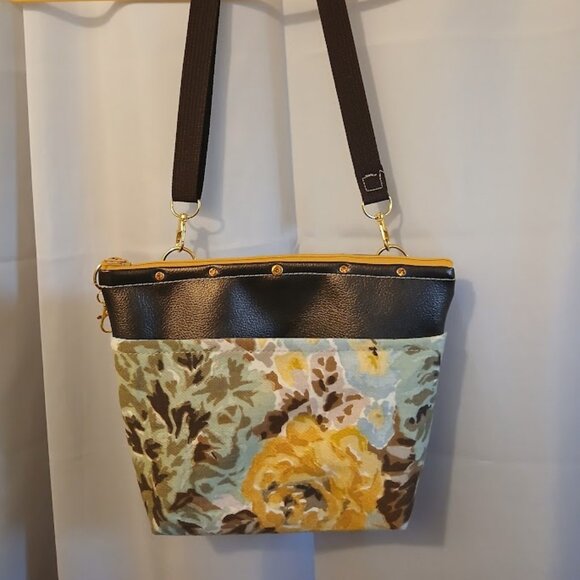 New Travel Sling Crossbody bag Brown Faux Leather Pastel floral canvas Zip Purse - Picture 2 of 12